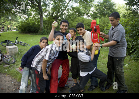 Arab American boys posent avec des pistolets à eau et de l'eau des bombes dans Prospect Park, Brooklyn, New York. Banque D'Images