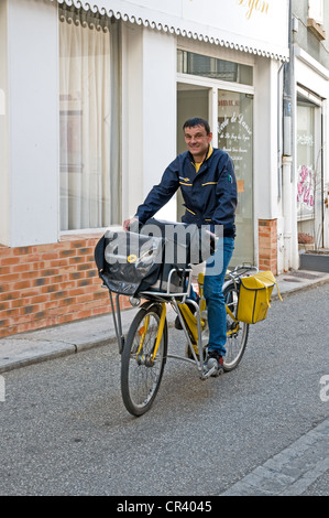 Avec La Poste facteur yellow bicycle avec postman livrer le courrier dans la Grand Rue Sainte Foy les Lyon France Banque D'Images