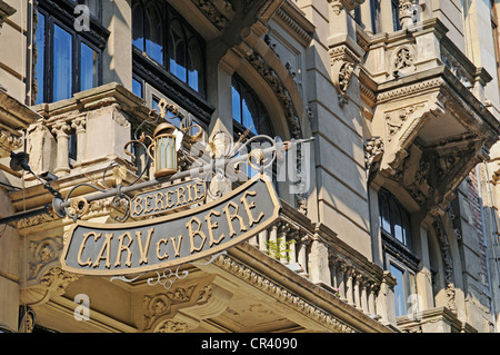 Inn signe, Carul Cu Bere, un restaurant traditionnel, district de Lipscani, le quartier historique, Bucarest, Roumanie, Europe de l'Est Banque D'Images