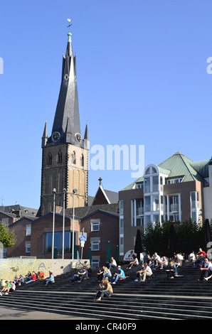 Du Rhin, ville historique avec l'église St Lambertus, Düsseldorf, Rhénanie du Nord-Westphalie, Allemagne, Europe Banque D'Images