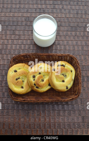 Chinois, Traditionnel Breton gâteau escargot fait à partir de la pâte avec la crème vanille et de morceaux de chocolat Banque D'Images