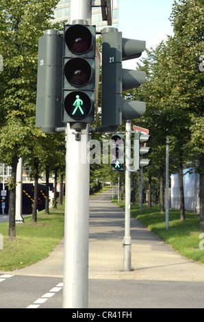 Feux de circulation piétonne verte, Voelklinger Straße street crossing, Düsseldorf, Rhénanie du Nord-Westphalie, Allemagne, Europe Banque D'Images