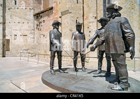 Les quatre mousquetaires, sculptures, la cathédrale de Saint Pierre ou la Cathédrale de Condom, la Via Podiensis ou Chemin de St-Jacques ou Banque D'Images