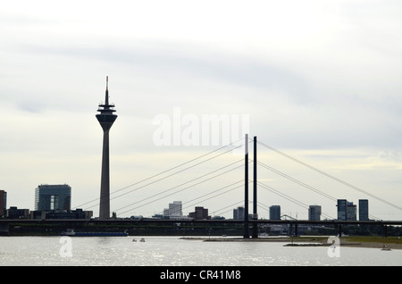 Vue panoramique à partir de la banque du Rhin sur le Rhin en direction de Düsseldorf, avec la porte de la ville,, Stadttor Banque D'Images
