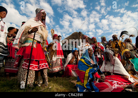 Habillé traditionnellement les gens Xhosa, au cours de l'ou sorcier Sangoma Festival, Côte Sauvage, Eastern Cape, Afrique du Sud, l'Afrique Banque D'Images