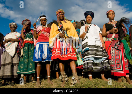 Habillé traditionnellement les gens Xhosa, au cours de l'ou sorcier Sangoma Festival, Côte Sauvage, Eastern Cape, Afrique du Sud, l'Afrique Banque D'Images