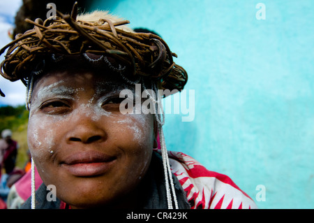 Habillé traditionnellement femme Xhosa, portrait, au cours de l'ou sorcier Sangoma Festival, Côte Sauvage, Eastern Cape, Afrique du Sud Banque D'Images