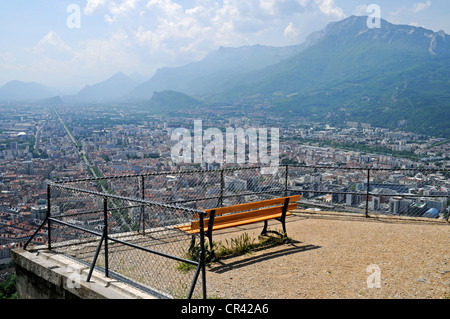 Banc vide, plate-forme panoramique, vue, fort de la Bastille, Grenoble, Rhône-Alpes, France, Europe Banque D'Images