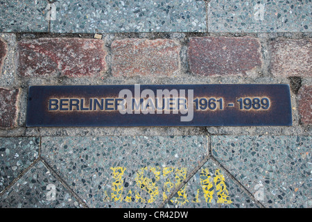 Plaque commémorative du Mur de Berlin, Berliner mauer 1961-1989, dans le sol le long de la manière, Allemagne Banque D'Images