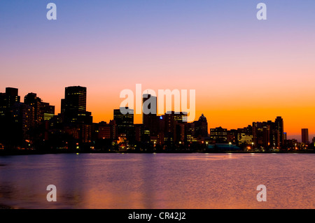 Skyline de Durban à l'aube, coast, Durban, KwaZulu-Natal, Afrique du Sud, l'Afrique Banque D'Images