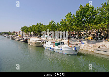 Bateaux sur le Canal du Rhône à Sète un canal, Rhône, canal, marina, Beaucaire, Languedoc-Roussillon, France, Europe Banque D'Images