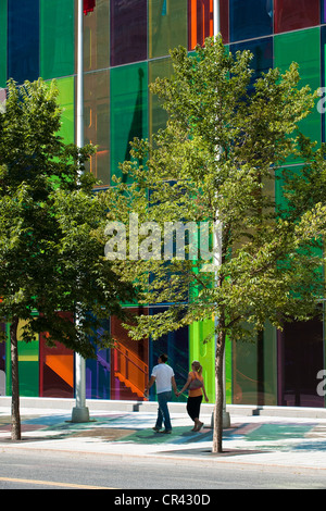 Canada, Québec, Montréal, le Quartier International, Palais des Congrès (Convention Hall) et ses façades multicolores Banque D'Images