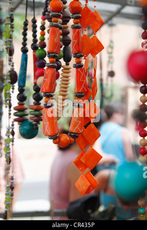 Stand de vente de bijoux à un marché hebdomadaire de la Placa des Né à Ciutadella, Menorca, Espagne, Europe Banque D'Images