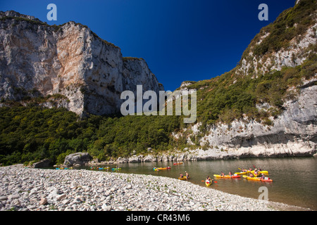 La France, l'Ardèche, Vallon Pont d'Arc, pour descendre l'Ardèche en canoë sur la rivière Banque D'Images