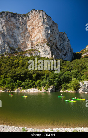 La France, l'Ardèche, Vallon Pont d'Arc, pour descendre l'Ardèche en canoë sur la rivière Banque D'Images