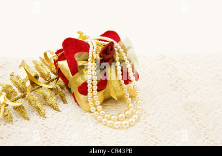Décoration de Noël vintage et de perles sur une ancienne dentelle faite à la main. Banque D'Images