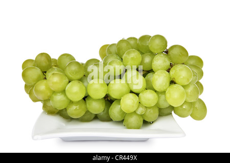 Fruits de raisins frais sur plaque blanche isolé sur fond blanc Banque D'Images