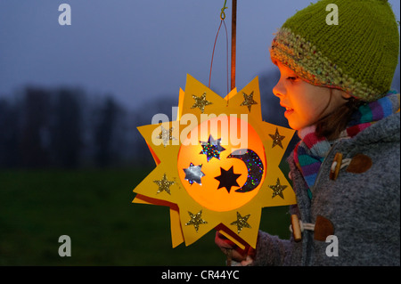 Fille avec une lanterne à la saint Martin's Parade, défilé lanterne, de la journée, Pfaffenwinkel, Bavaria, Germany, Europe Banque D'Images