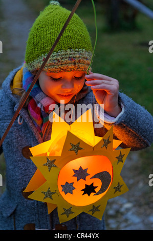 Fille avec une lanterne à la saint Martin's Parade, défilé lanterne, de la journée, Pfaffenwinkel, Bavaria, Germany, Europe Banque D'Images