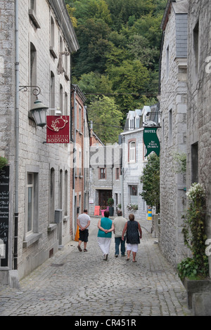 Les touristes se promener dans les rues pavées de la jolie ville de Durbuy, Belgique, Wallonie, Belgique. Banque D'Images