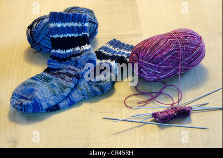 Le tricotage de chaussettes, de la laine, des aiguilles à tricoter Banque D'Images