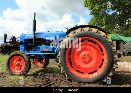 Vintage Fordson Tracteur diesel utilisés pour l'agriculture et les exploitations agricoles dans tout le Royaume-Uni Banque D'Images