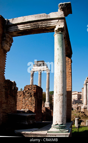 Italie : le Forum Romain ruines du temple à Rome Banque D'Images