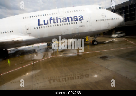 Un Boeing 747-8 Lufthansa arrive à l'Aéroport International de Dulles sur son premier vol passager. Banque D'Images