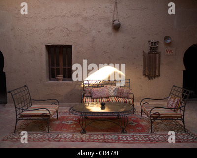 Vue intérieure d'un riad traditionnel, comme un hôtel dans le style kasbah, Marrakech, Maroc, Afrique du Nord, Afrique Banque D'Images