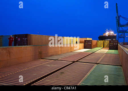 France, Bouches du Rhône, Fos sur Mer, port autonome de Marseille, le chargement du chaland au conteneur Terminal Banque D'Images