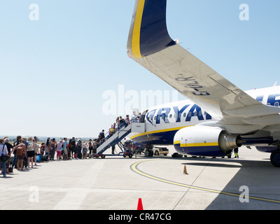 Les passagers de Ryanair dans une file d'attente à l'aéroport à bord d'un avion, l'aéroport de Frankfurt-Hahn, Rhénanie-Palatinat Banque D'Images