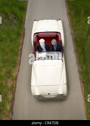 Triumph TR 2 Longdoor, 1954, modèle de voiture classique, conduite sur une étroite route asphaltée lors d'une sortie, Bad Homburg, Hesse Banque D'Images