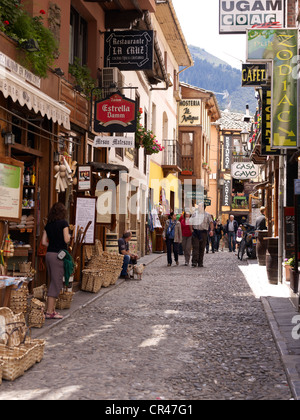 Rue avec des boutiques de souvenirs dans le village de montagne de Fuente Dé, parc national des Picos de Europa, en Cantabrie, dans le nord de l'Espagne Banque D'Images