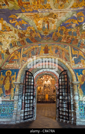 La Russie, l'anneau d'or, Iaroslavl, vieille ville du patrimoine mondial de l'UNESCO, des murales avec des icônes dans l'Église du prophète Élie Banque D'Images