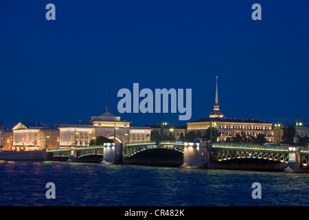 La Russie, Saint-Pétersbourg, UNESCO World Heritage, Neva, pont Dvortsovy, Amiralty building et flèche de cathédrale SS Peter Banque D'Images