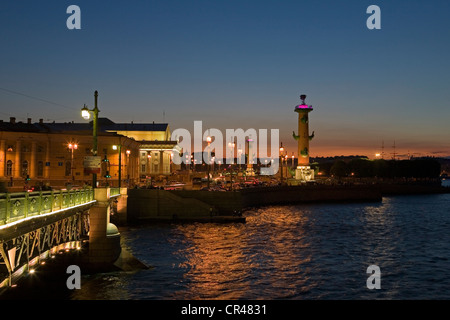 La Russie, Saint-Pétersbourg, Patrimoine Mondial de l'UNESCO, pont basculant Dvortsovy (Palace Bridge) et les Colonnes rostrales sur la pointe Banque D'Images