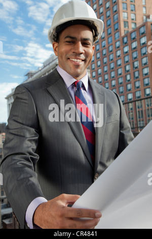 Architecte noir looking at blueprints Banque D'Images