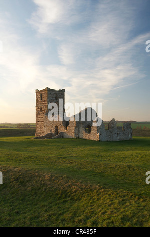 Les ruines anciennes.L'église romane à Knowlton a été construit au milieu d'un site sacré préhistorique, une circulaire ou terrassement néolithique henge. Dorset, UK. Banque D'Images