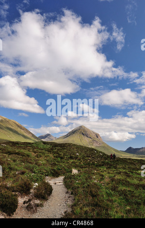 Par Glen Sligachan sentier menant à Marsco sur l'île de Skye, Écosse Banque D'Images