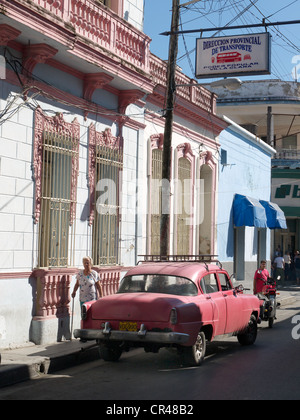 Scène de rue avec une voiture d'époque à Santa Clara, Cuba, l'Amérique latine Banque D'Images