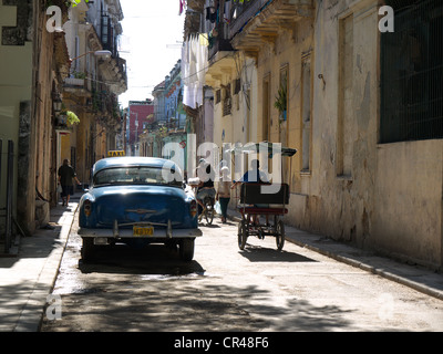 Scène de rue avec des voitures et des taxis vélos dans la Vieille Havane, Cuba, Amérique Latine Banque D'Images