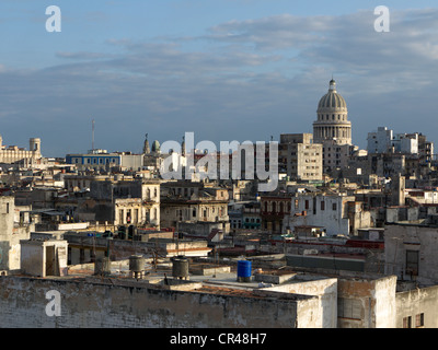 Vue sur la vieille ville avec la capitale, La Havane, Cuba, Amérique Latine Banque D'Images