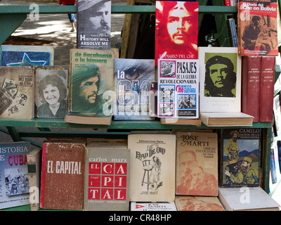 Livres politiques sur Che Guevara à un marché aux puces dans la vieille ville de La Havane, Cuba, Amérique Latine Banque D'Images