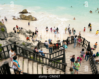 Les touristes sur la plage, promenade dans les ruines de Tulum, la mer des Caraïbes, Yucatan, Mexique, Amérique Latine Banque D'Images