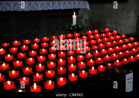 La combustion de bougies votives dans une église, l'église Saint-Martin, Landshut, Basse-Bavière, Bavaria, Germany, Europe Banque D'Images