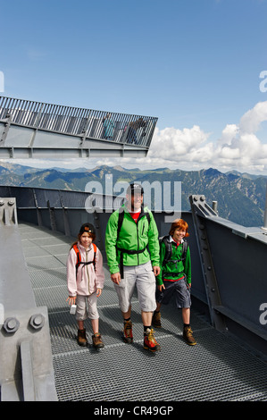Le père et les enfants sur la plate-forme d'observation AlpspiX à Alpspitzbahn, station de montagne, Garmisch-Partenkirchen, gamme Wetterstein Banque D'Images