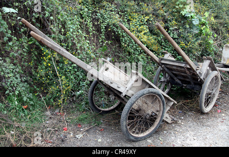 C'est une photo de 2 wagons en bois ancien ou les chariots qui se tient sur le côté de la route. Ils sont poussiéreux et de mauvaise qualité Banque D'Images