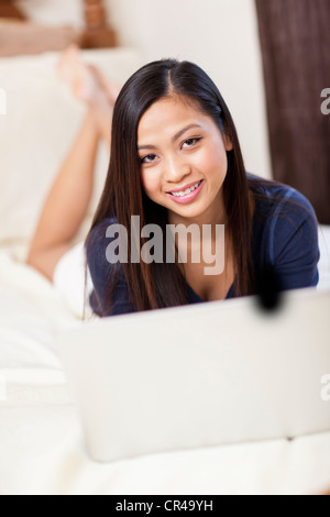 Pacific Islander woman laying on sofa Banque D'Images