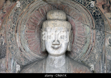 C'est une photo d'une statue créée dans la roche d'une vallée en Chine : Grottes de Longmen. Les Grottes de Longmen sont dans la province de Henan Banque D'Images