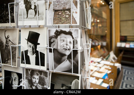 France, Paris, Galerie Vivienne, cartes postales en vente à la librairie ancienne Banque D'Images